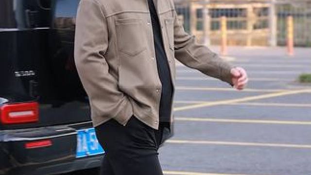 胖男生不穿一次麂皮绒夹克，你都不知道自己有多帅气，去当伴郎这样穿，伴娘倒贴都要嫁给你#微胖穿搭 #轻