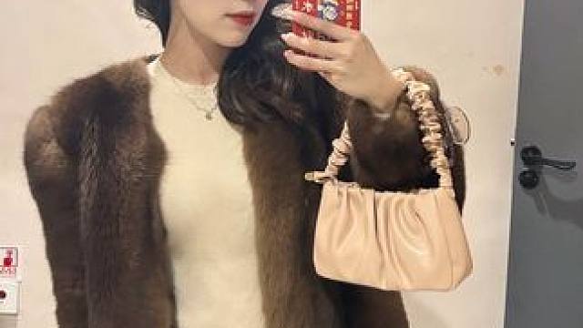 #温柔御姐 #诸事顺利 #温柔风 #氛围感美女 #对镜拍 情人节，打工！