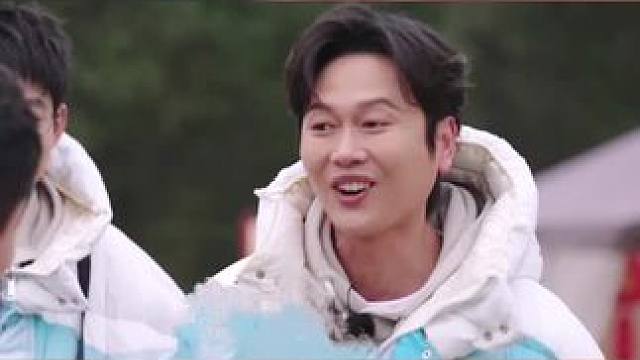 #极限挑战宝藏行 全场唯一没有珍珠“两手空空”的#孟鹤堂 ，上一秒还在说练贯口太早了，下一秒被#徐志