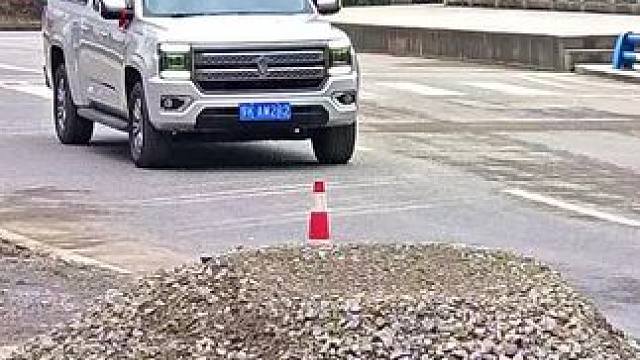 兄弟们！最近江铃大道很火啊！那么你觉得他和长城炮谁的颜值更高呢？ #街拍 #长城炮 #江铃大道