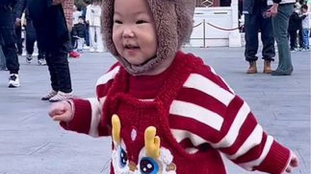 很多年以后，你也会很怀念这一刻在阳光下奔跑的快乐吧#二七塔 #陪你长大陪你看世界 #爸爸带娃