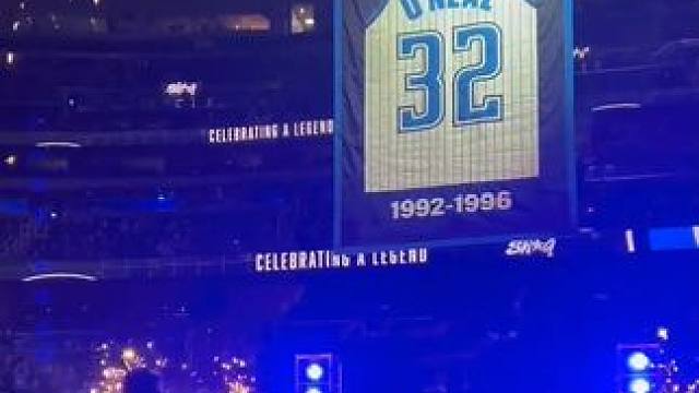 传奇的起点！奥尼尔穿上杰夫-汉密尔顿夹克！属于幼鲨奥尼尔的魔术32号球衣缓缓升起！这是属于他1992