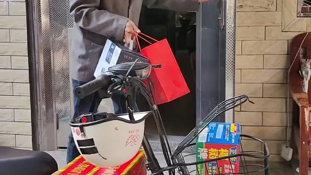 这么短的路，头盔还是没忘记戴