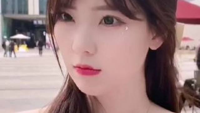 #车展模特 #模特美女 #全网笑容最治愈女孩 #邻家女孩 #花式挑战超长弹舌 @德克士吃鸡社