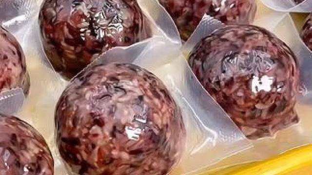 这么又软又糯的糙米饭竟然是开袋即食的，而且配料只有三色糙米，真的好吃又方便~#开袋即食#糙米饭#粗粮