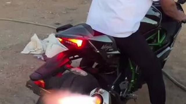 兄弟们搞烧烤的走起。 #让骑行成为一种生活 #骑行爱好者 #爆表的速度 #一生热爱机车难回头