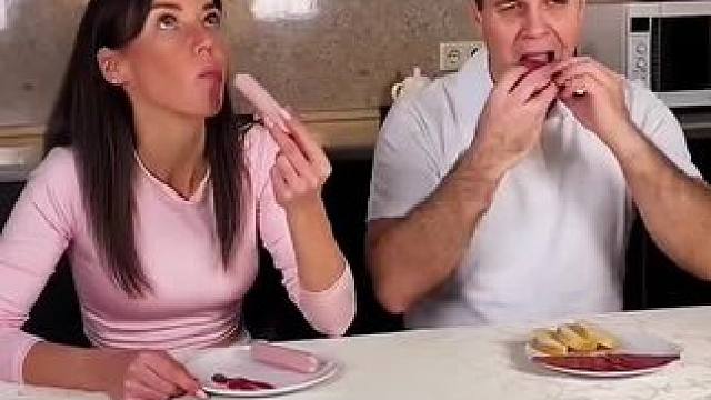 小男孩吃饭被父母嘲笑，结局让人意想不到！#看一遍笑一遍 #这操作都看傻了 #沙雕老外 #意想不到的结