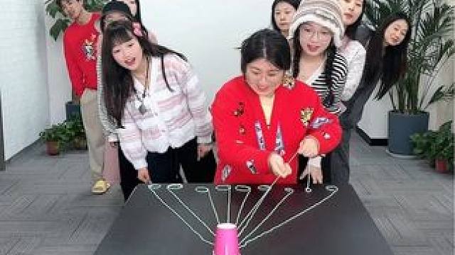 拉绳子赢排骨，哈哈真有意思#办公室游戏 #这个太好玩了 #运气爆棚
