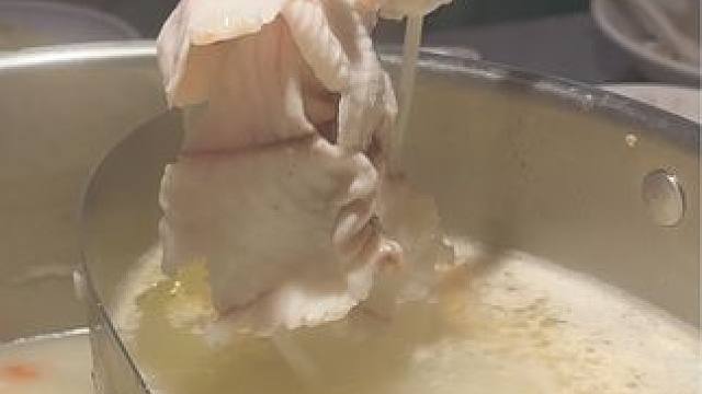 震惊，这个女人龙年的第一顿火锅竟是这么清淡#鱼火锅 #开启龙年逛吃新旅程