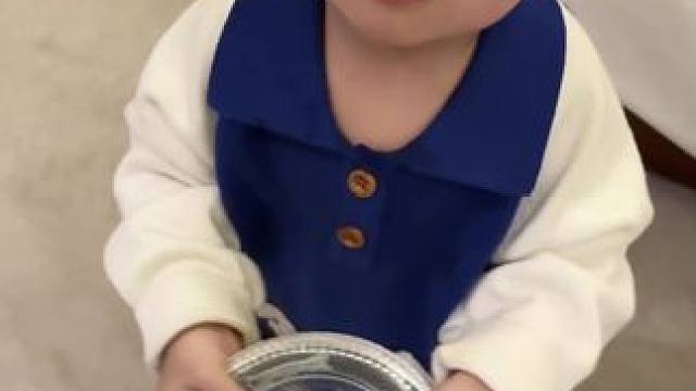 孩子，爸爸不图你大富大贵，只希望你能平平安安、健健康康、快快乐乐地长大。你不必成为别人眼中的成功人士