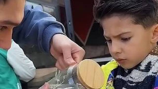 服务员给小男孩加水，看起来服务的很周到啊 #外国人反应