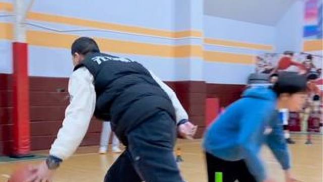 #篮球 #日常训练 #一分钟干货教学 
两人组加速模拟突破
｜运球加速变向突破交替
｜运球加速胯下突