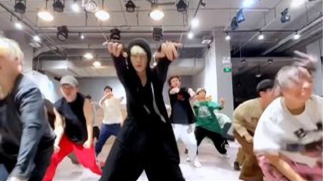 要命要被大齐舞帅死了！脚步声不要太爽！ #周震南 #练习室 #齐舞