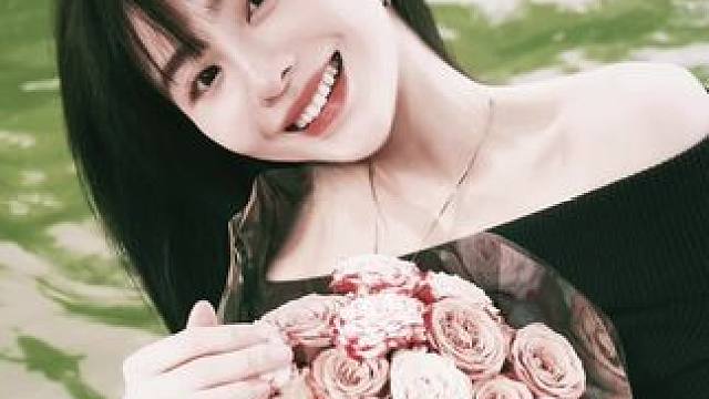 当财神爷遇见了浪漫的情人节 那就祝我们一边Rich一边Love