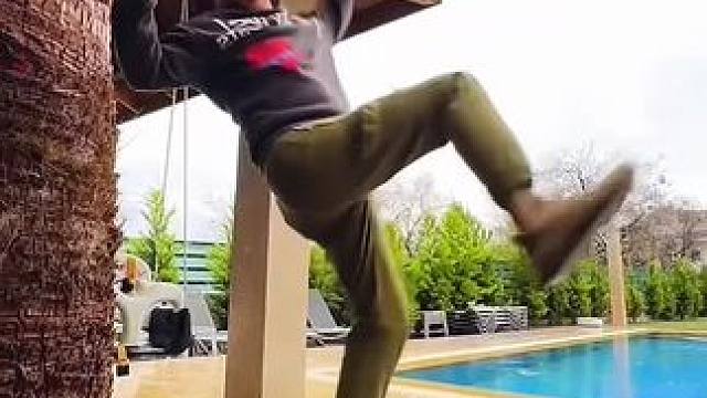 男子尝试用腿把树踢断，结局让人万万想不到！#看一遍笑一遍 #这操作都看傻了 #沙雕老外 #老外迷惑行