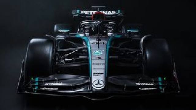 梅赛德斯W15开始拍摄日活动，拉塞尔和老汉分别驾驶了这台崭新的赛车 #f1 #赛车 #方程式赛车 #