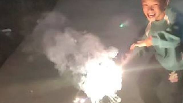 邻居小孩说要拿着烟花跳科目三#日常vlog #科目三舞蹈