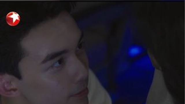 夜晚，乘客入睡，林亦扬又给殷果盖毯子，二人握手望着彼此，诉说拿世界冠军也是送给对方的礼物……#吴磊 