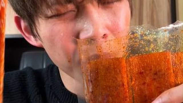 这个添加了魔鬼椒的辣条真是太上头了，喜欢吃辣的千万不能错过了 #好吃到停不下来 #零食推荐 #辣条