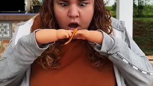 用小手吃薯片出状况，结局让人意想不到！#看一遍笑一遍 #这操作都看傻了 #沙雕老外 #老外迷惑行为 