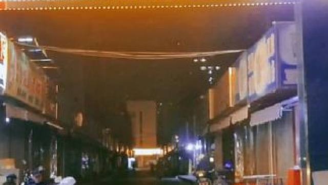 来到熟悉的街道，你会不会象以前一样出现在这里#原创视频#熟悉的街道 #城市的夜晚 #人间烟火最抚人心