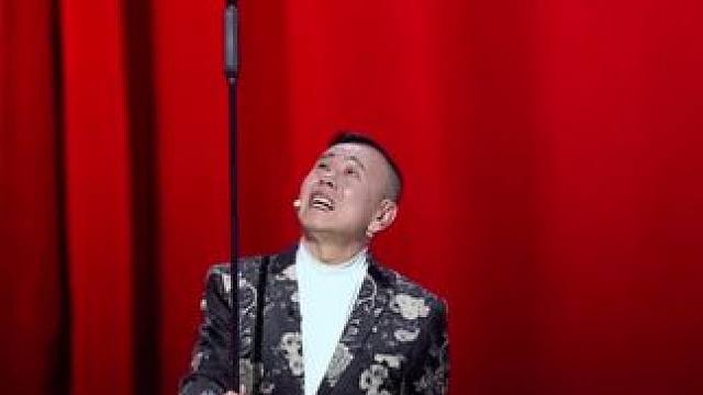 #今晚开放麦第二季 现场，@潘长江 一上台竟被麦克风架的高度难住？看潘长江如何搞笑化解！