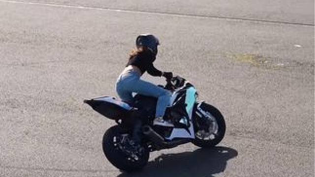 整波操作无尿点 #机车 #硬核女骑 #摩托车特技 #这操作6