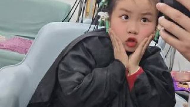 被哥哥带了一下午回来头发变了哥哥说是她闹着要去烫头发的不怪他‍♀️哎~她年龄才屁大点真的是有多臭美