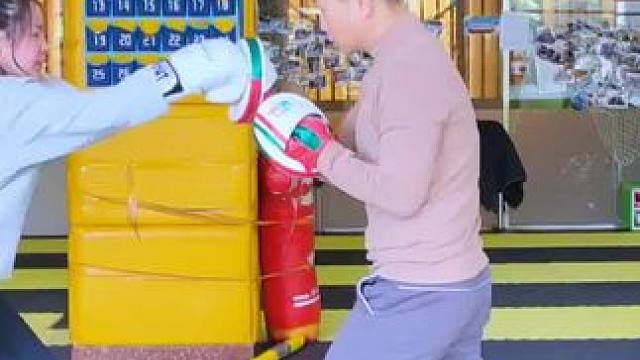 春节除了聚会吃喝，别忘记了健身运动，拥有健康的体魄才能更好地工作和生活。#贾玲 #热辣滚烫电影 #拳