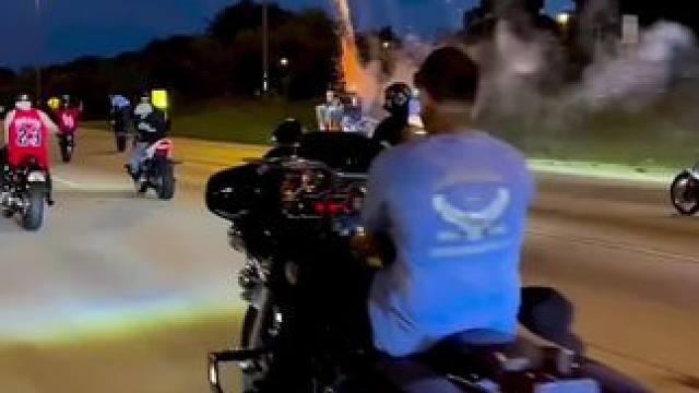 烟花秀走起。#每个男人都有一个机车梦 #让骑行成为一种生活 #一生热爱机车难回头 #机车压弯 #翘头