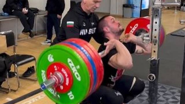 就这个状态，89公斤级定是一场硬仗 这位年轻人，今天蹲了这么多重量，然后就去抓举训练了。前一天早上蹲