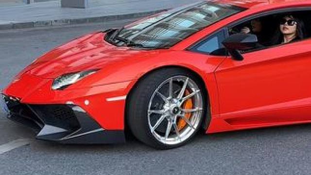 街拍偶遇气质大漂亮富婆小姐姐开兰博基尼大牛带完美身材闺蜜来逛太古里成为焦点，年轻有钱美丽有颜这么完美