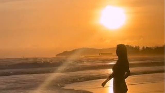 背着我踩沙滩的你#这首沉溺配上慢动作绝了#天蝎 #沉溺 #日落 #慢动作