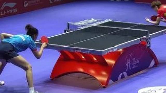 正播釜山团体！莎莎输球、王曼昱重压之下，挺身而出，先发制人！