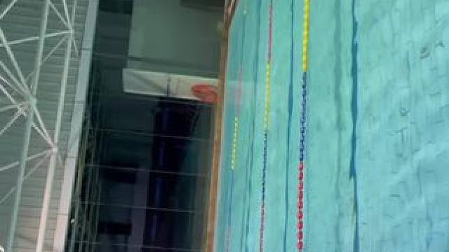 她是班花，有一天她突然走过来喂我吃了一块奥利奥，我吃了下去，她惊讶的对我说，奥利奥中间是牙膏。我却深