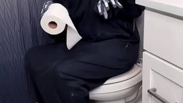 小怪物被劫匪堵在厕所，结局真是太惊险了！#看一遍笑一遍 #这操作都看傻了 #意想不到的结局 #沙雕老