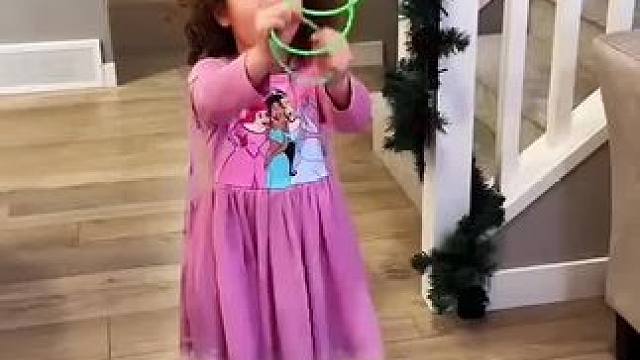 妹妹不小心把姐姐弄伤，结局真是太意外了！#看一遍笑一遍 #意想不到的结局 #沙雕老外 #老外真会玩 