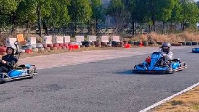 天空很蓝，阳光很暖，假期很短。#亲子游玩好去处 #春节带娃旅游小众景点 #卡丁车 #速度与激情 #专