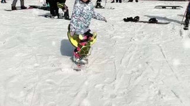 #滑雪场捕捉最酷萌娃 #雪地里撒欢 #滑雪女孩