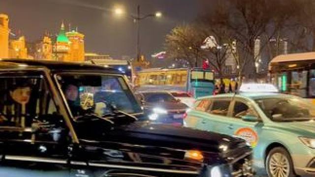 当大G碰上“迈巴赫S680”谁的气场更强大。#dou是好车 #街拍豪车