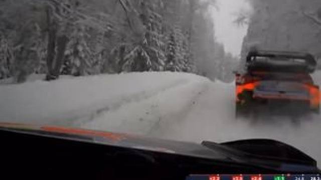 惊魂时刻！福特车队的福尔莫SS4极速前进险些撞上坏车的塔纳克#赛车 #wrc拉力赛 汽车热雪赛