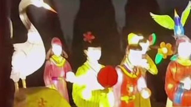 2024年正月初七，买了几十块的票。在漆黑的夜里，听着莱州美女的歌声，在莱州月季园穿越到了《红楼梦》