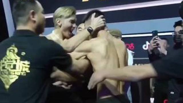 24岁小伙挑衅藏族格斗天才，结果上了擂台被重拳砸击KO直接翻车 #mma综合格斗 #搏击 #jck战