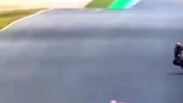 #专业动作请勿模仿 #压弯 #摩托车比赛 #滑胎过弯