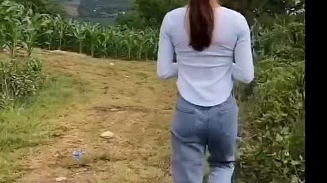 美女给他迷住了哈哈