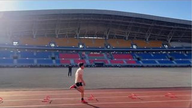 跑格子有跑格子的作用和要求～既可以修正落地胫骨角度过大(伸小腿亦或者刻意拉步幅)也可以修正跑动节奏和