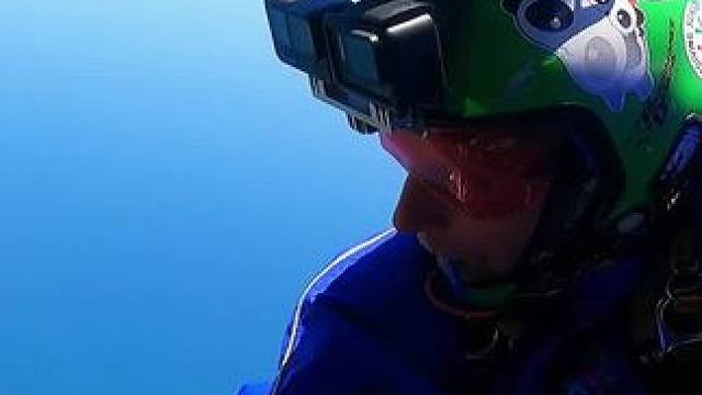 ”20岁不去看世界 30岁就是柴米油盐了”#跳伞