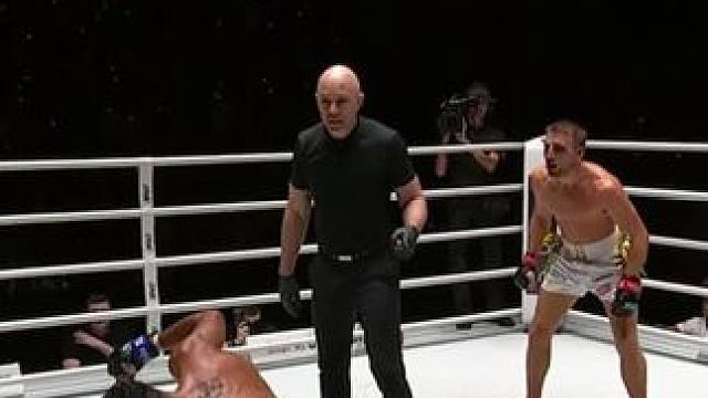 #ONE巅峰系列赛 #one冠军赛 #哈格蒂
哈格蒂击倒罗伯读秒 哈格蒂看准机会一拳击倒罗伯，卫冕成