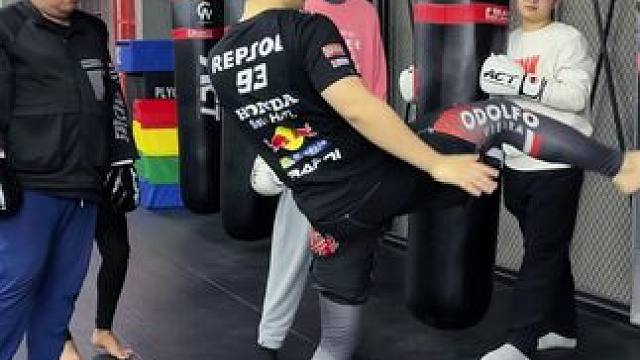 如果你是小白 如果你也想成就自己
不如拿起拳套 和我一起热辣滚烫
人生 只有一次 你也总要赢一次
#