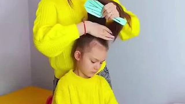 给闺女弄头发头绳丢了，结局让人太尴尬了！#看一遍笑一遍 #分享国外有趣的视频 #沙雕老外 #老外真会